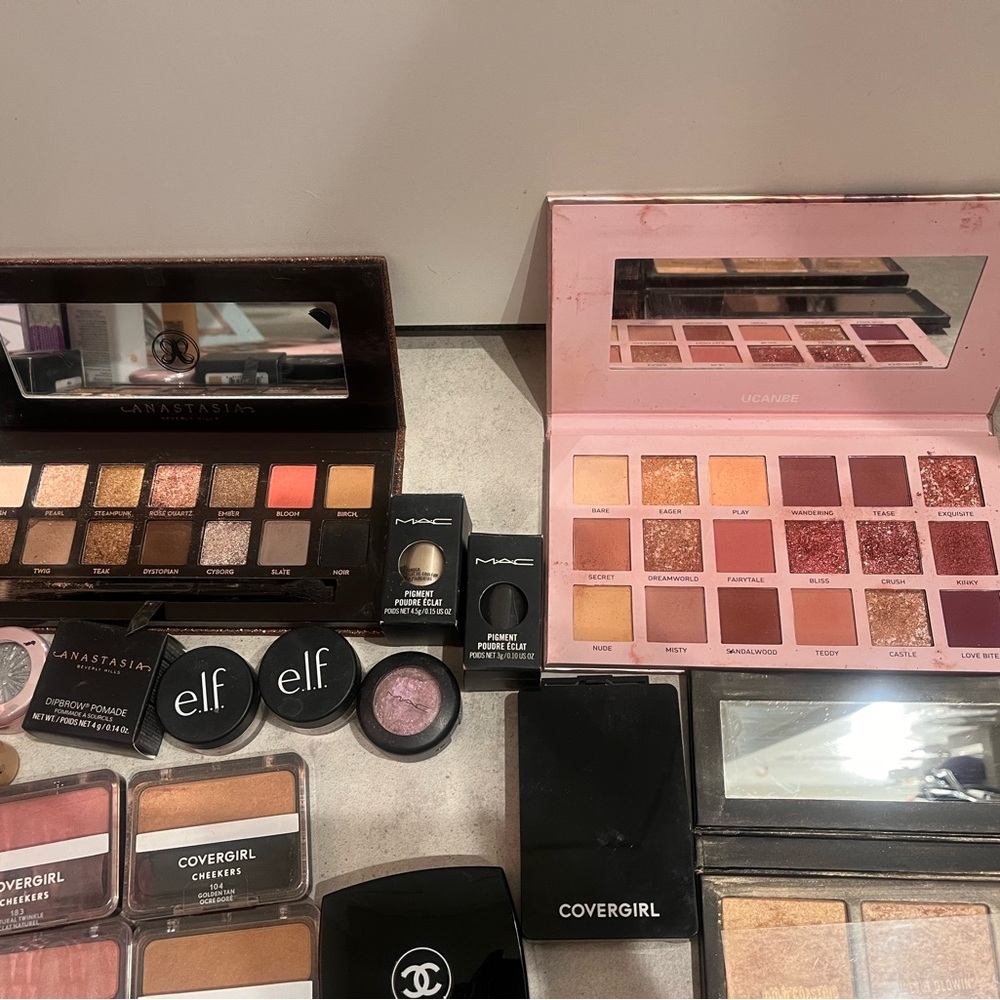 Bulk makeup lot. - Picture 2 of 8